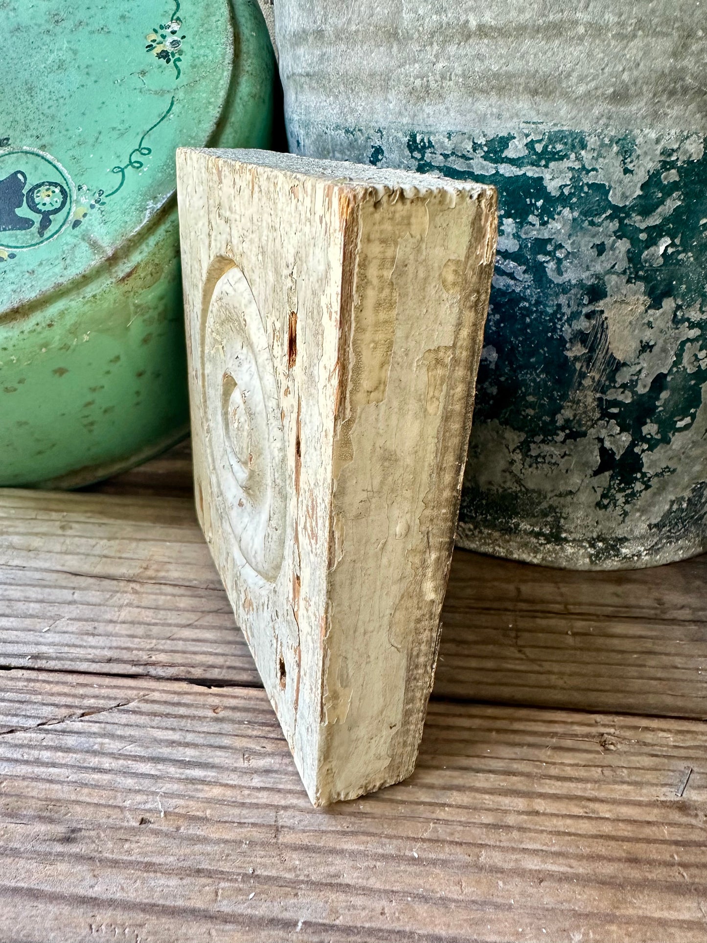 Wood Salvage Rosette Chippy Paint