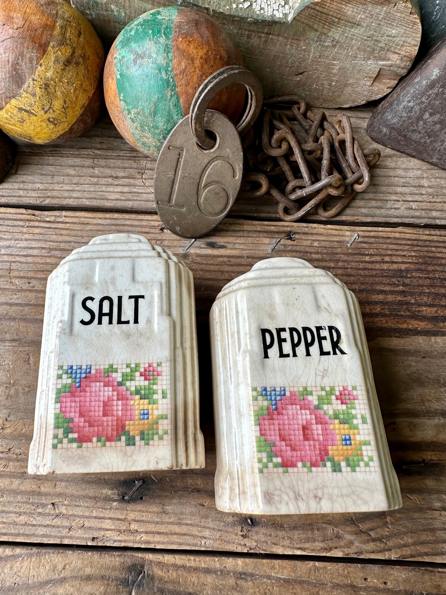 Salt & Pepper Set Floral Embroidery Pattern