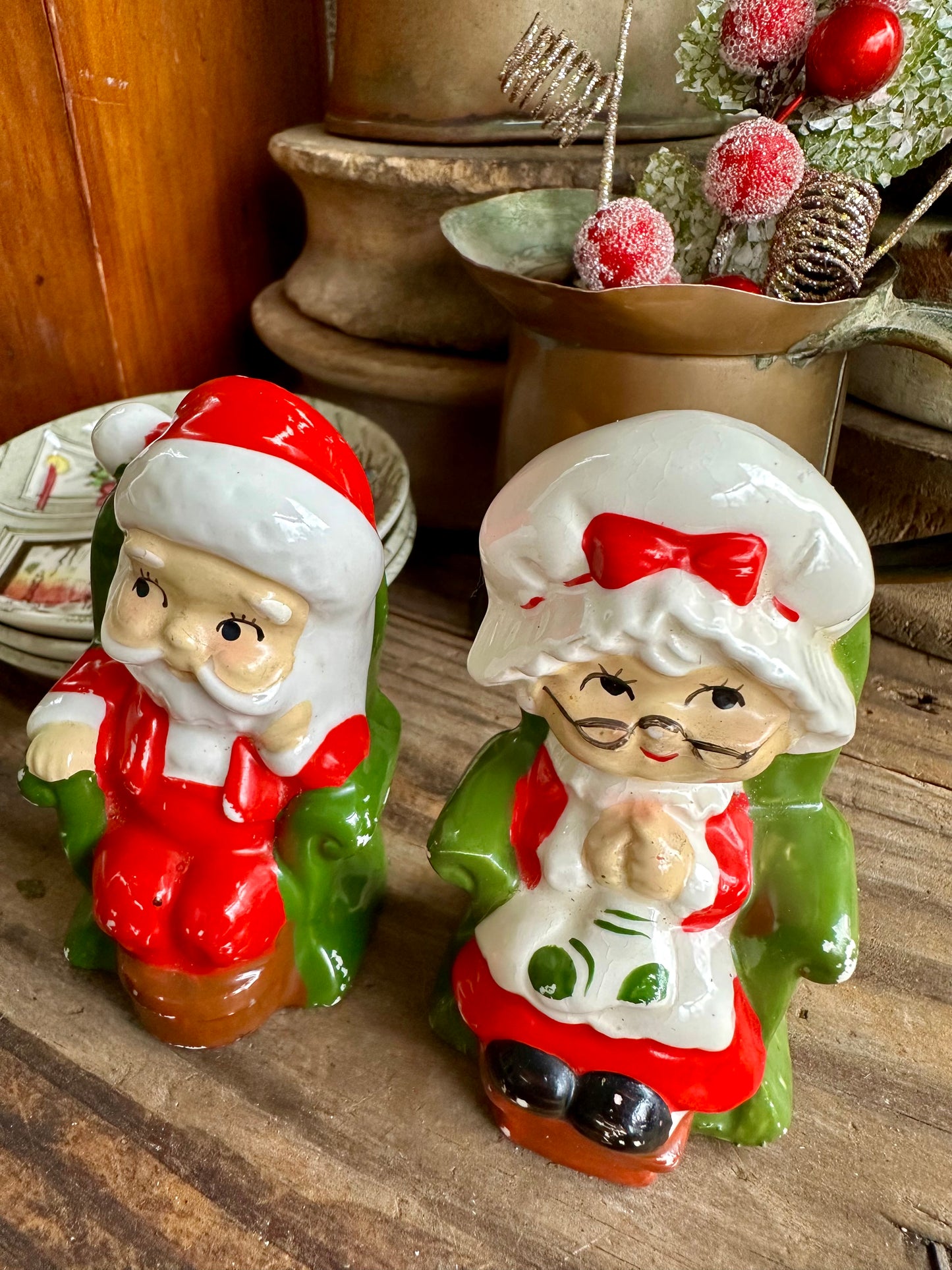 Mr & Mrs Santa Claus In Chairs Salt & Pepper Shaker Set