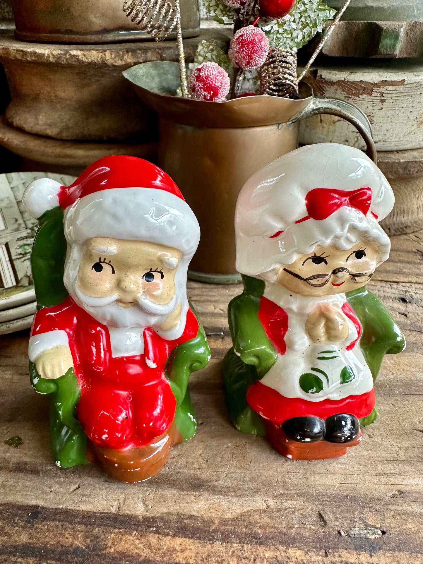 Mr & Mrs Santa Claus In Chairs Salt & Pepper Shaker Set