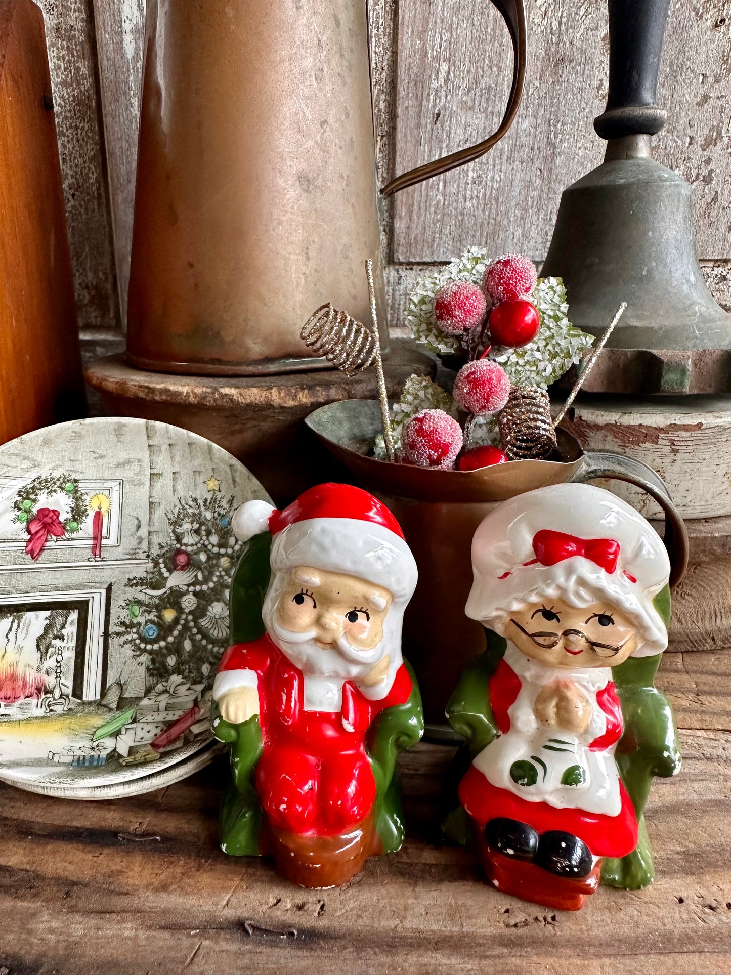 Mr & Mrs Santa Claus In Chairs Salt & Pepper Shaker Set