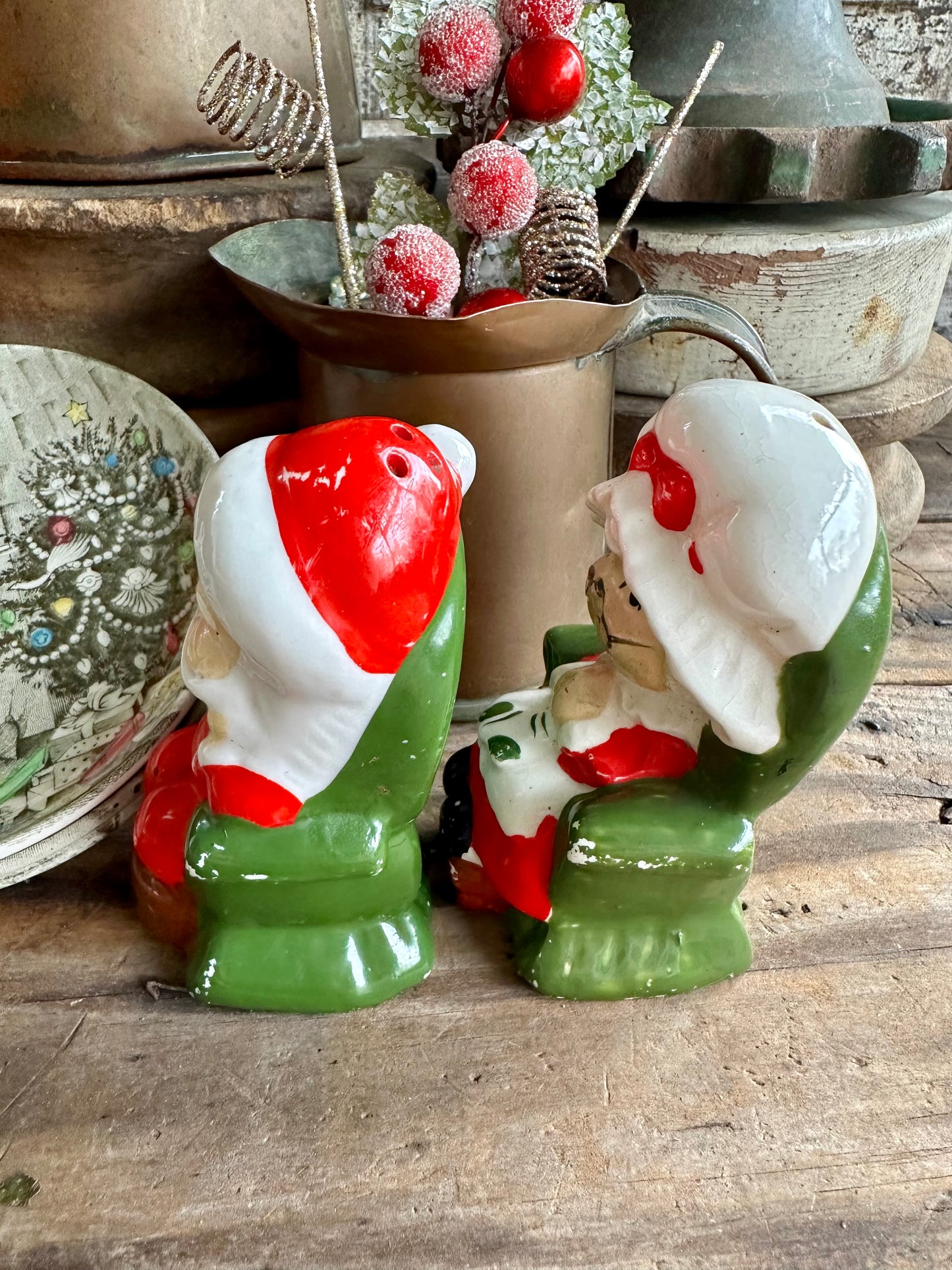 Mr & Mrs Santa Claus In Chairs Salt & Pepper Shaker Set