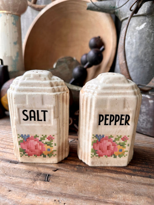 Salt & Pepper Set Floral Embroidery Pattern